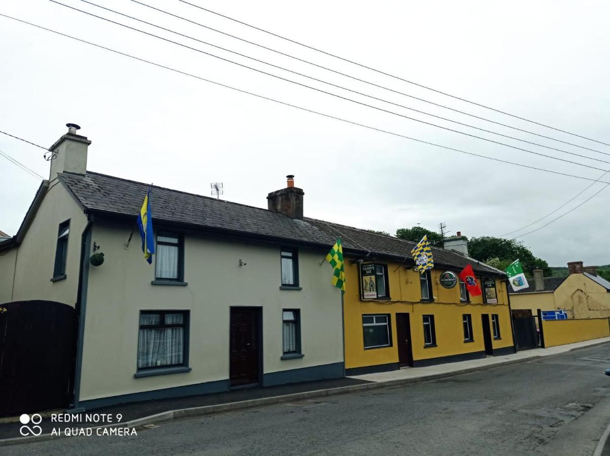 Danny'S Bar Restaurant & Accommodation Broadford  Exterior foto